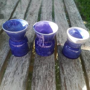 Jarroncitos azul violáceos